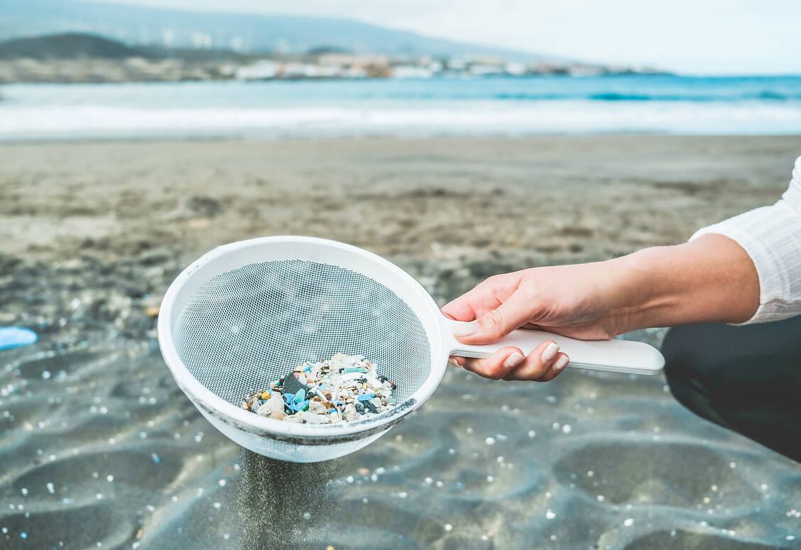 2050 soll mehr Plastik in den Meeren schwimmen als Fische – das zumindest prophezeien einige Umweltorganisationen. / Foto: Adobe-Stock/DisobeyArt