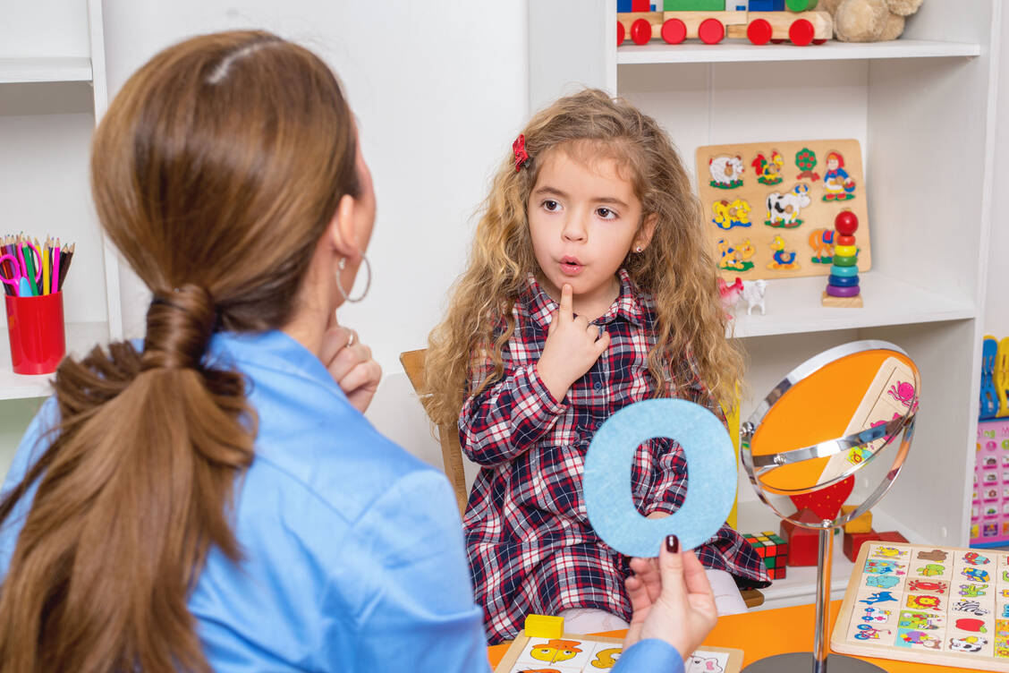 Eltern können viel tun, um das Kind bei der Sprachentwicklung zu unterstützen. Zeichnet sich eine Sprachstörung ab, kann eine logopädische Therapie helfen.  / © Adobe Stock/nellas