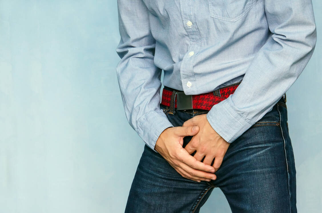 Eine vergrößerte Prostata drückt auf die Harnröhre und Blase, was Beschwerden beim Wasserlassen verursachen kann. / Foto: Getty Images/Diy13