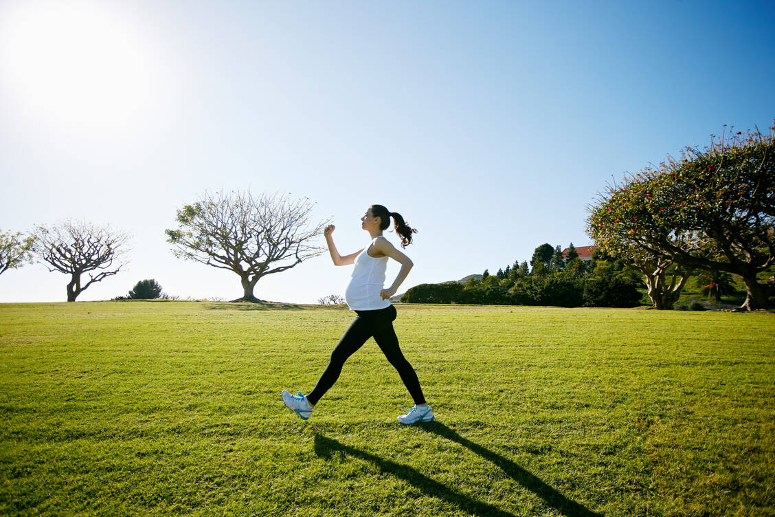 Mindestens dreimal pro Woche sollten Schwangere mit Gestationsdiabetes schnellen Schrittes spazieren gehen. / © Getty Images/Blend Images - Peathegee Inc
