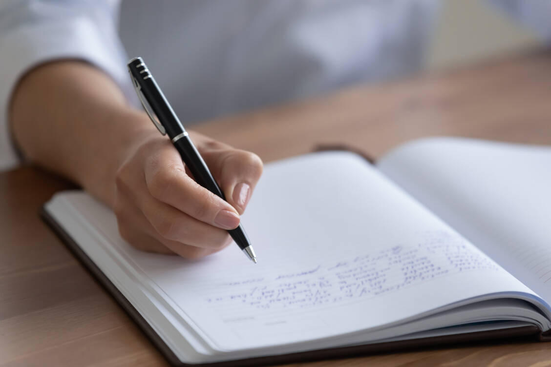 Für die Versicherungen ist es wichtig, dass der Unfall im Verbandsbuch dokumentiert wurde. / © Getty Images/fizkes