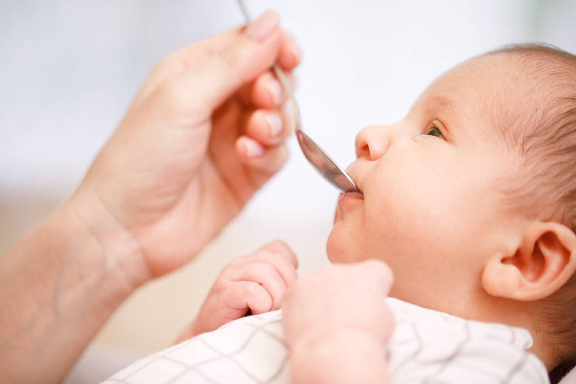 Die Tablette muss vollständig zerfallen sein, bevor sie dem Kind gegeben wird. Dabei sind unbedingt die Angaben in der Gebrauchsinformation zu beachten. / © Adobe Stock/Dmitry Naumov