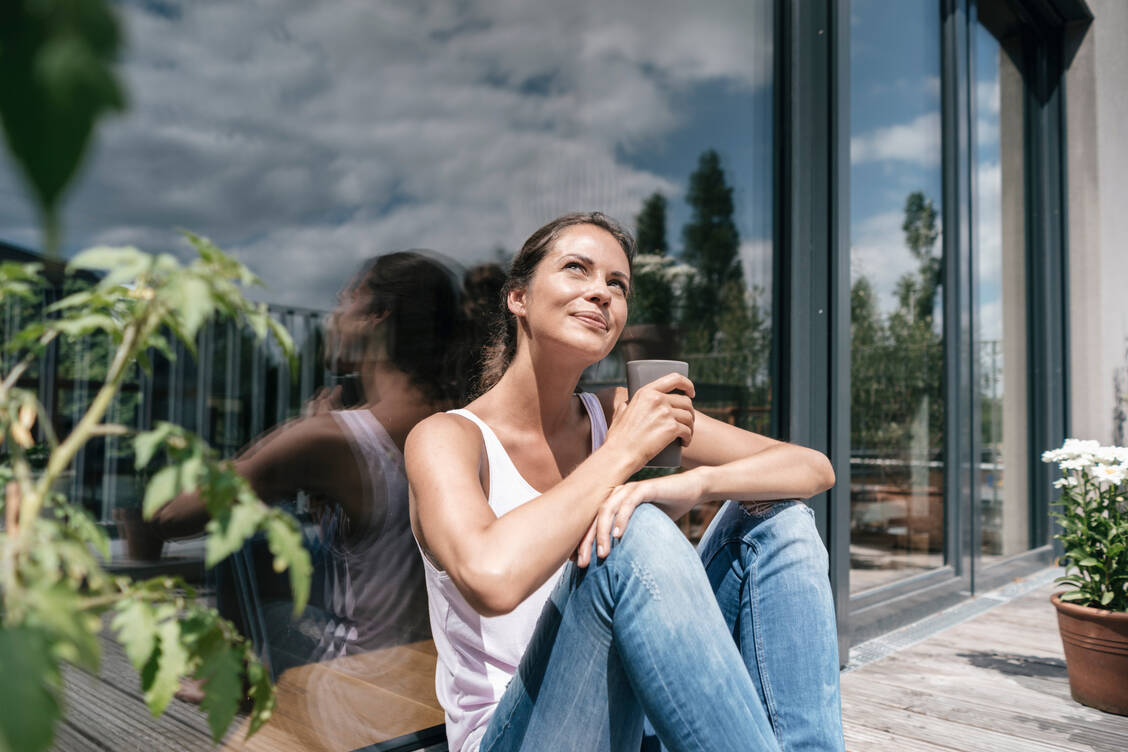 Die Gedanken ungestört schweifen lassen – diese Zeit ist sehr wichtig, um körperlich und seelisch gesund zu bleiben. / Foto: Getty Images/Westend61