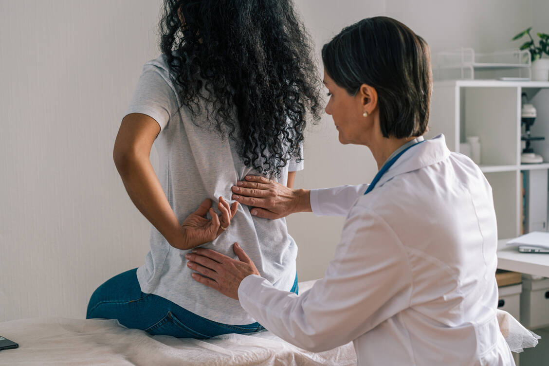Bei anhaltenden Rückenschmerzen unterziehen sich viele Patienten einer Operation an der Wirbelsäule. Das ist Schmerzmedizinern zufolge oft unnötig, mit einer konservativen Therapie lassen sich in vielen Fällen gleichwertige Erfolge erzielen. / Foto: Getty Images/Natalia Gdovskaia