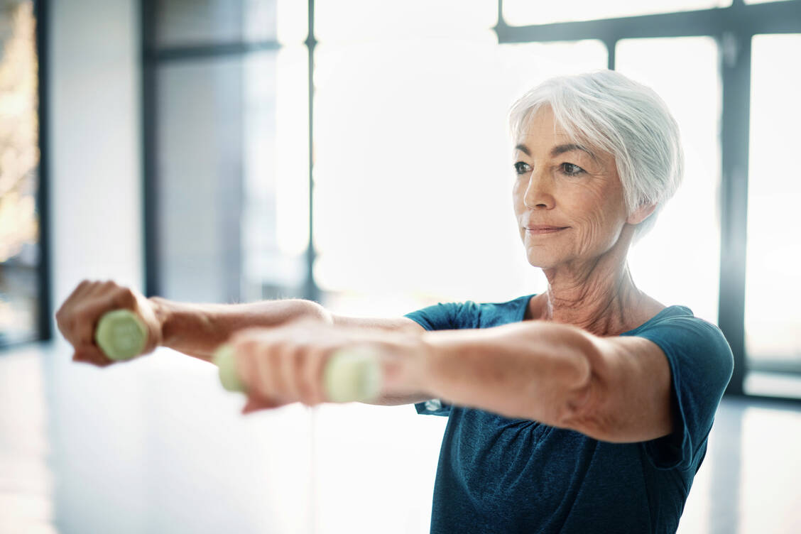 Dem Muskelschwund im Alter vorbeugen: Das gelingt vor allem mit Krafttraining und eiweißreicher Ernährung.  / Foto: Getty Images/shapecharge