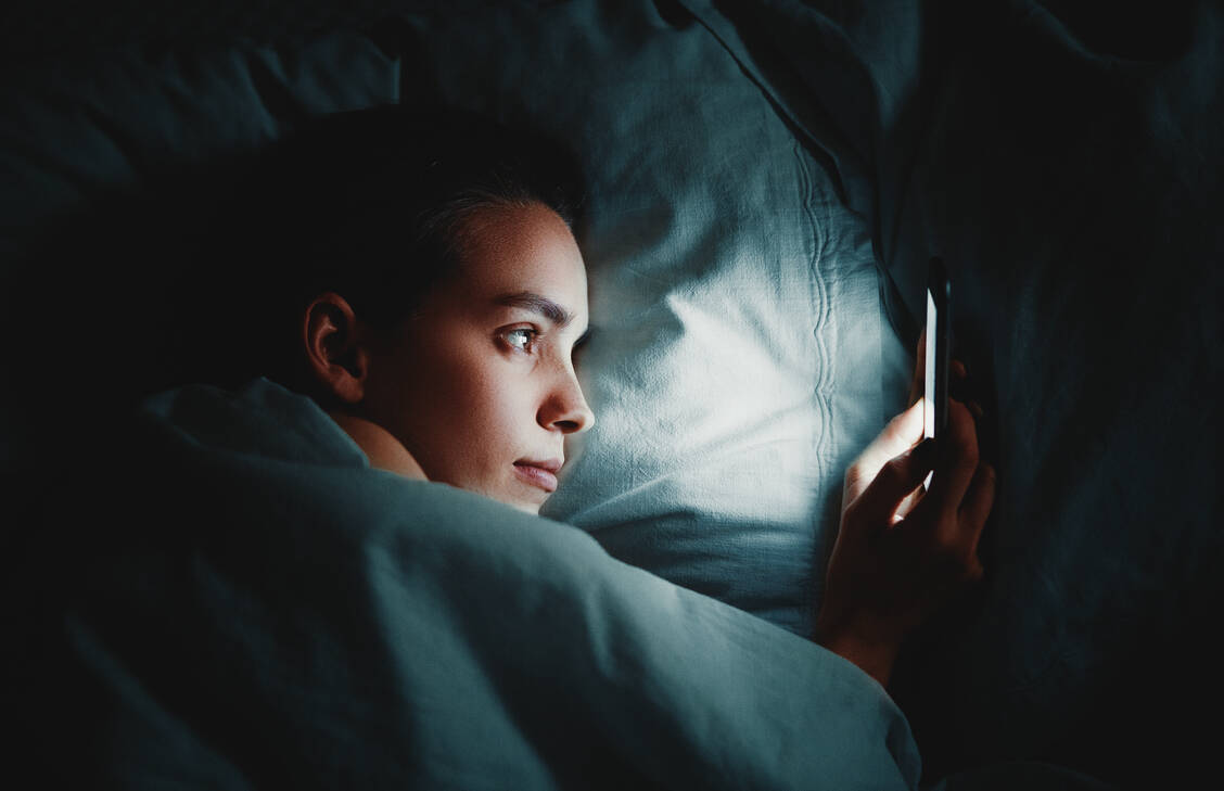 Das blaue, kurzwellige  Licht des Handy-Displays stört die Melatoninproduktion und  erschwert  das  Einschlafen. / Foto: Getty Images/
Alessandro De Carli / EyeEm