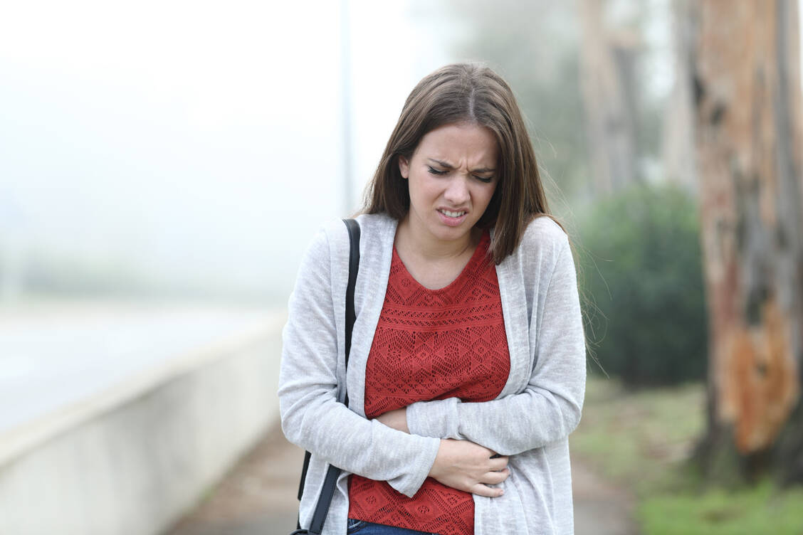 Viele Endometriose-Patientinnen leiden unter starken Unterleibsschmerzen – manche »nur« während der Menstruation, andere dauerhaft.  / Foto: Adobe Stock/Antonioguillem