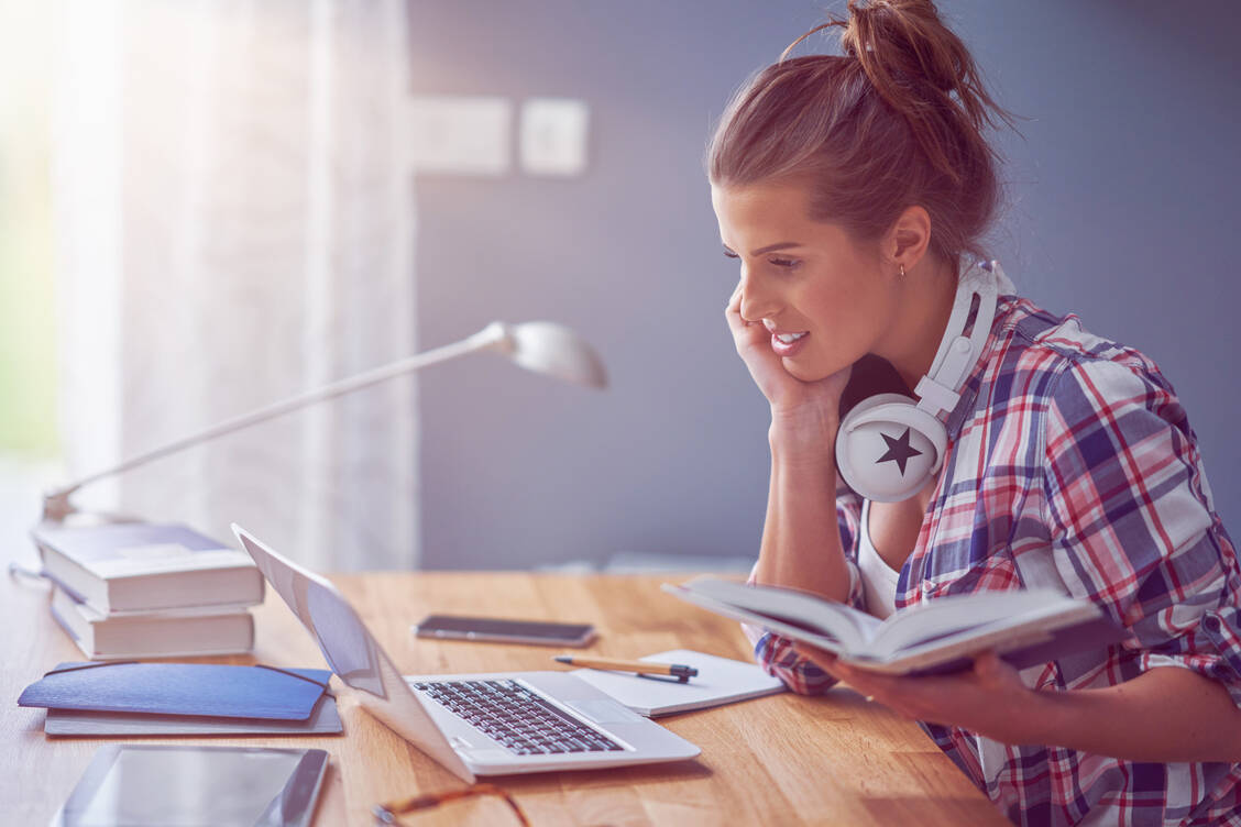 PTA-Ausbildung online: Seit März wurde der Ausbildungsunterricht der PTA-Schulen auf Online-Portale verlegt und findet zusätzlich über Videokonferenzen statt.  / Foto: Adobe Stock/Kalim