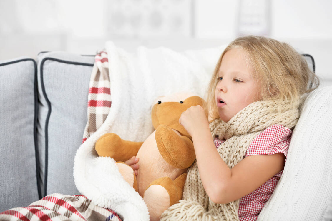 Leiden Kinder an einem unkomplizierten Infekt der oberen Atemwege, sollten Antibiotika nicht die erste Behandlungsoption sein.  / Foto: Adobe Stock/Africa Studio