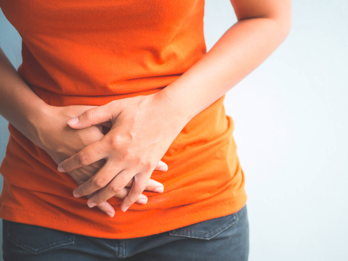 Butylscopolamin hilft bei Bauchschmerzen und -krämpfen. / Foto: Shutterstock/siam.pukkato