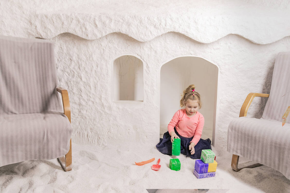 Ärzten und Experten zufolge ist ein Besuch im Salzspielplatz zwar nicht gefährlich, bringen soll es jedoch auch nicht viel.  / Foto: Adobe Stock/Artem Bruk