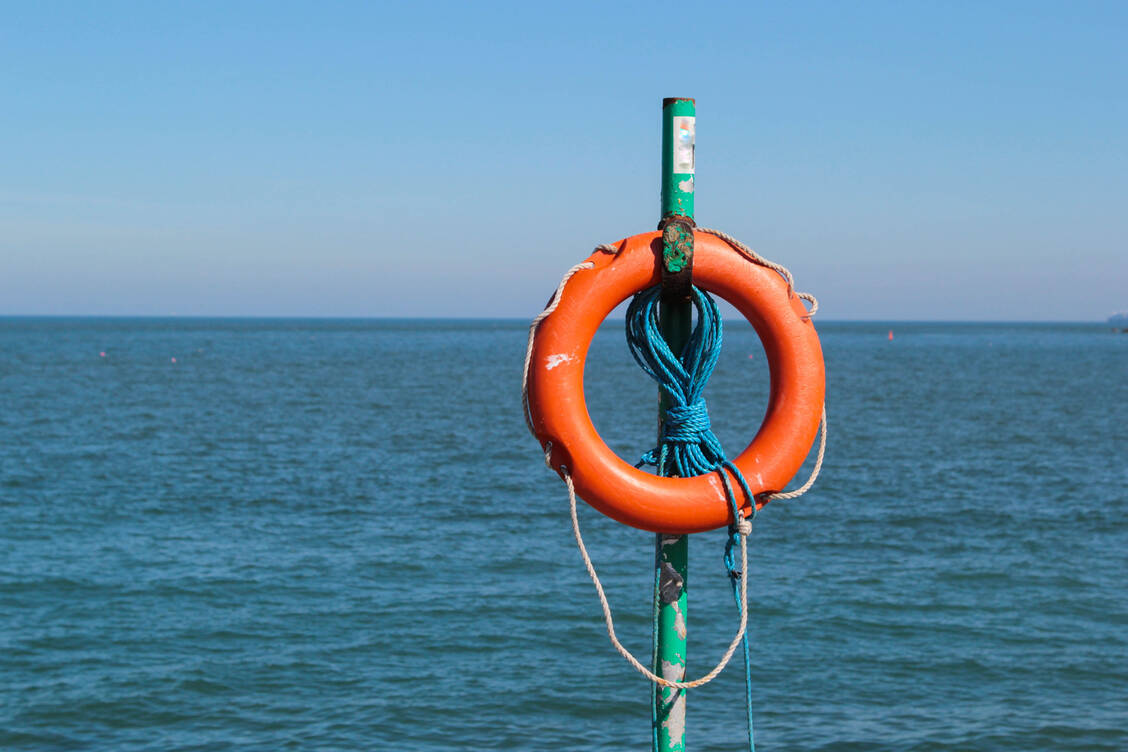 SOS für die Ohren – langes Baden und Tauchen im Meer oder in gechlortem Wasser begünstigen Entzündungen des äußeren Gehörgangs. / © Getty Images/Kinga Krzeminska