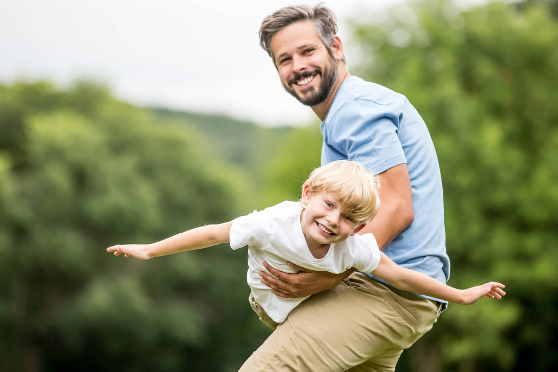 Ob Mann oder Junge – eine Entzündung der Eichel und der Vorhaut heilt mit der richtigen Therapie in der Regel rasch ab. / Foto: Adobe Stock/Robert Kneschke