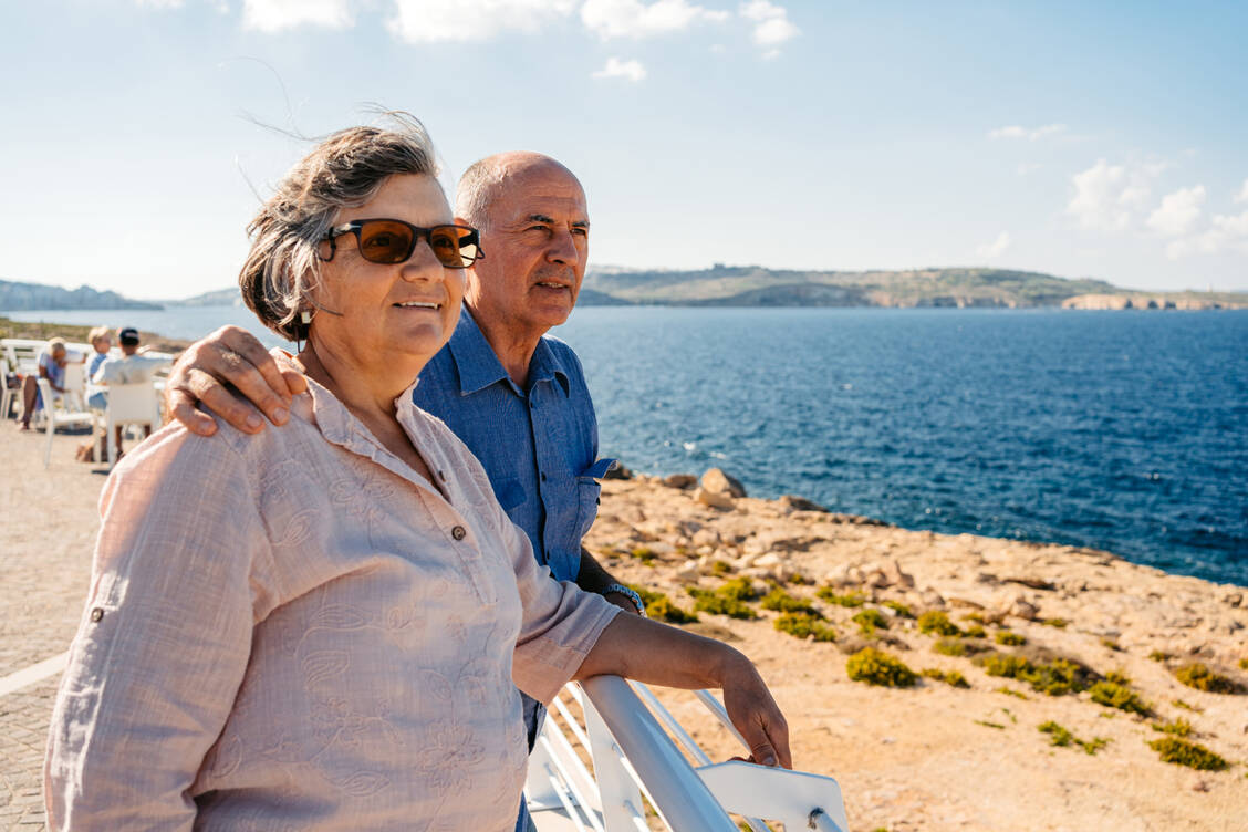 Wer an Diabetes erkrankt ist, muss ganz besonders auf die Signale des Körpers achten. Das gilt besonders im Urlaub, wenn man ungewohnten Bedingungen ausgesetzt ist. / © Getty Images/urbazon