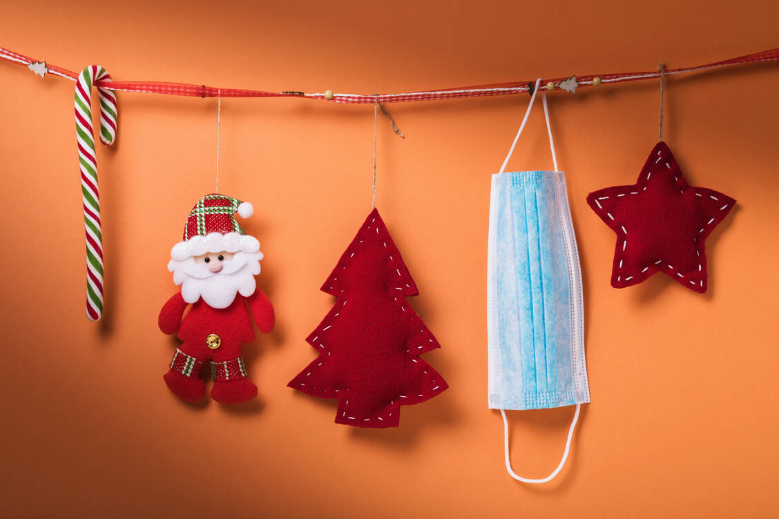 Auch wenn sich das Thema Corona dieses Jahr nicht ausblenden lässt, wünscht Ihnen das PTA-Forum ein frohes Weihnachtsfest! / Foto: Getty Images/SergeyChayko