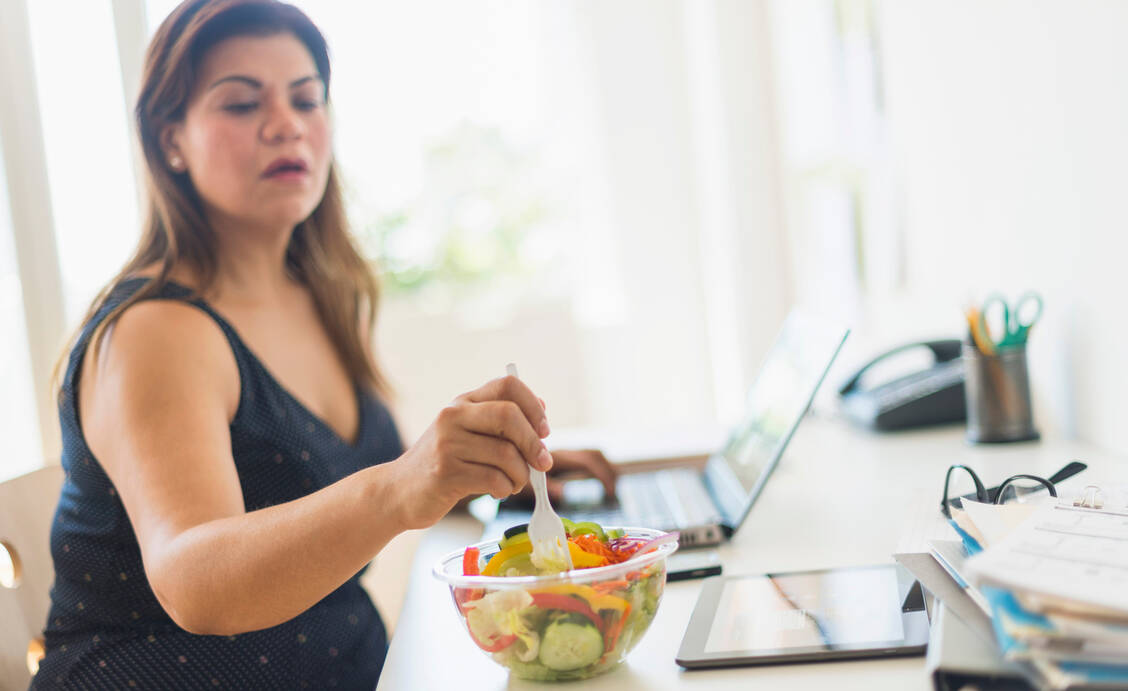 Für die Gesundheit der Mitarbeiter: Wichtiger als gesundes Essen anzubieten ist Experten zufolge eine positive Grundstimmung im Unternehmen mit Vertrauen und Wertschätzung. / Foto: Getty Images/Tetra Images