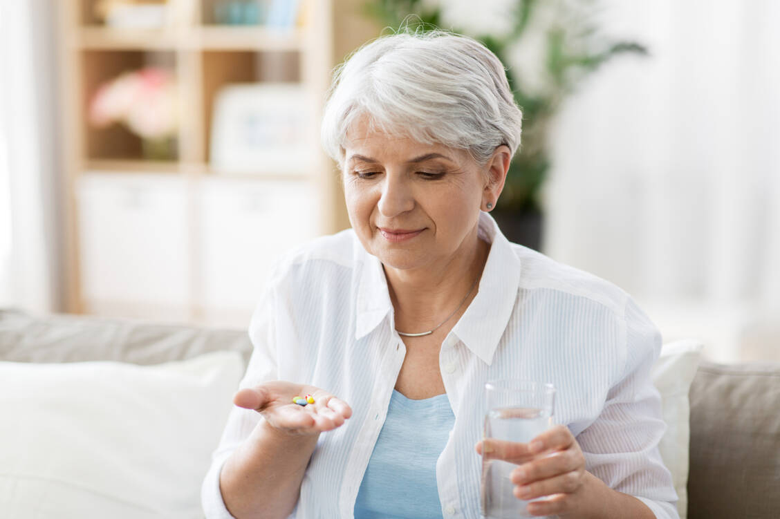 Bei älteren Menschen sind die möglichen Risiken einer Behandlung mit Antihistaminika der ersten Generation abzuwägen. / Foto: Adobe Stock/Syda Productions