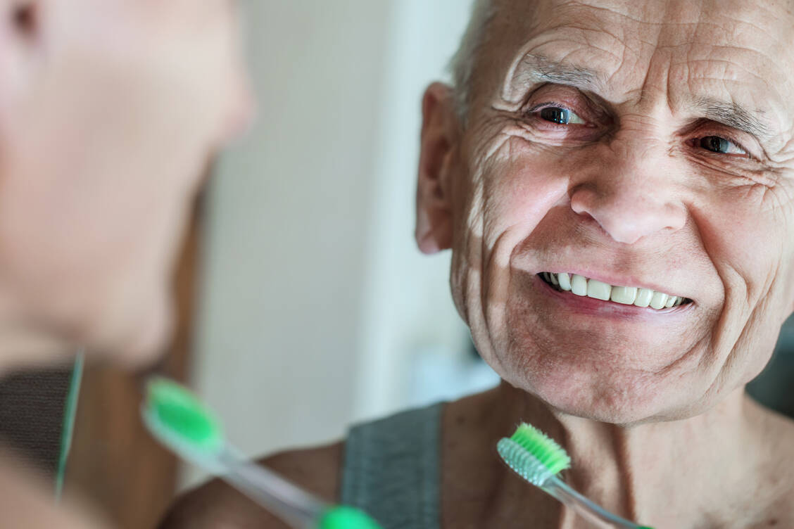 Probleme mit Zähnen oder Zahnersatz sollten im Alter nicht zum Grund werden, nichts mehr zu Lachen zu haben. / Foto: Getty Images/Yaraslau Saulevich