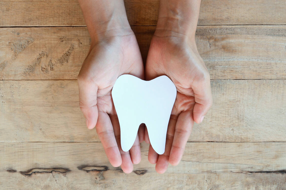 Zähne retten, sie möglichst lange erhalten, dabei geht es um weit mehr als um die Ästhetik. / Foto: Adobe Stock/wissanustock