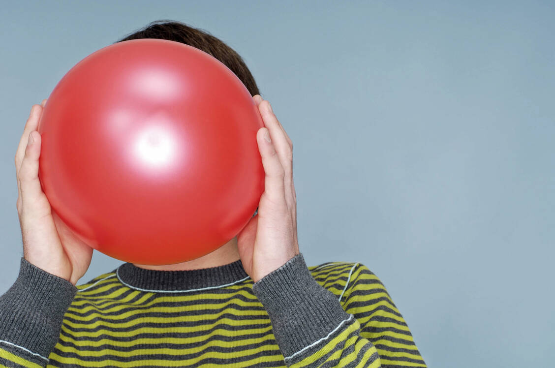 Für den kurzen Kick atmen Jugendliche das Lachgas entweder direkt aus der Sahnekapsel oder aus einem damit gefüllten Ballon ein. / Foto: picture alliance/Westend61