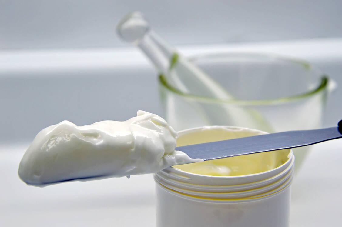 Die sogenannte MCC-Creme oder auch 1-2-3-Creme wird unter anderem bei langanhaltenden, strak juckenden Dermatosen empfohlen.  / Foto: Fotolia/enriscapes