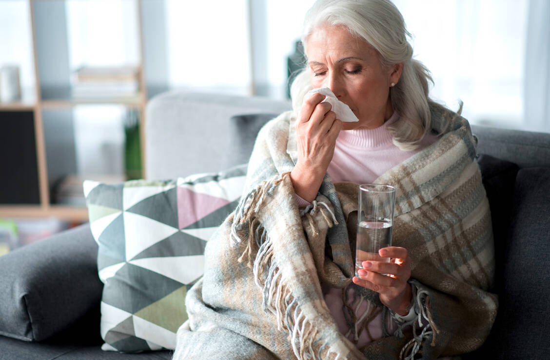 In einzelnen Fällen können Impfdurchbrüche auftreten. Bei Symptomen einer Atemwegsinfektion sollte man sich isolieren. / Foto: Adobe Stock/Yakobchuk Olena