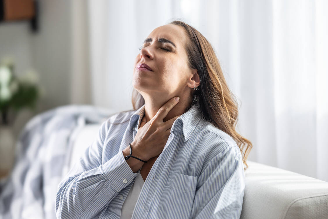 Eine Kehlkopfentzündung geht meist mit Halsschmerz und Heiserkeit einher. Jetzt gilt es, die Stimme zu schonen und viel zu trinken. / © Getty Images/SimpleImages