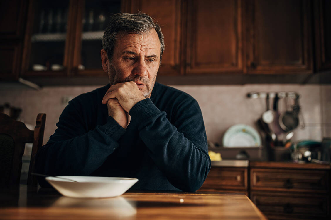 Depressive, ängstliche oder gestresste Menschen haben oft noch weitere verhaltensbezogene oder körperliche Risikofaktoren. / Foto: Getty Images/Nes
