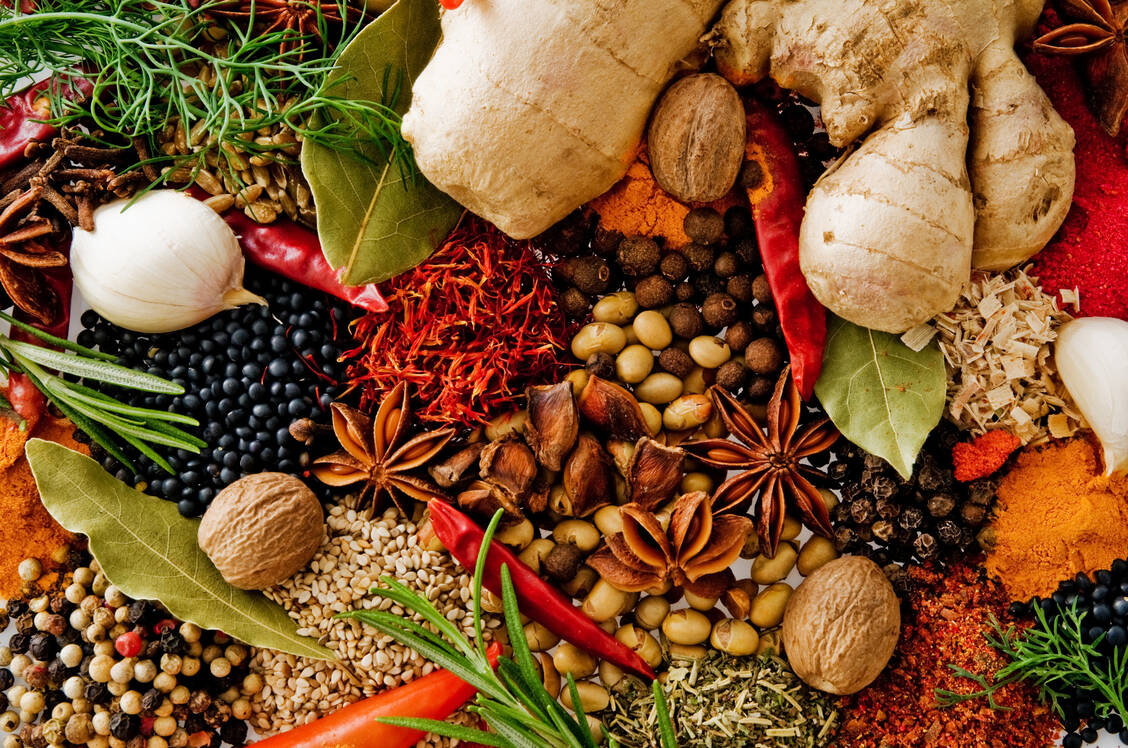 Kräuter und Gewürze enthalten zahlreiche gesunde Inhaltstoffe wie ätherische Öle. / Foto: Adobe Stock/Ray
