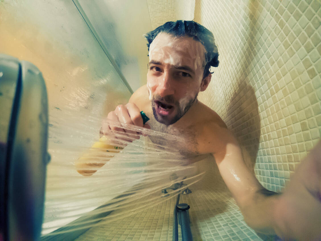 Singen hat viele gesundheitliche Vorteile. Dabei ist es egal, ob wir es zu Hause für uns allein unter der Dusche tun oder vor Publikum oder im Chor.  / © Getty Images/Manuel Breva Colmeiro