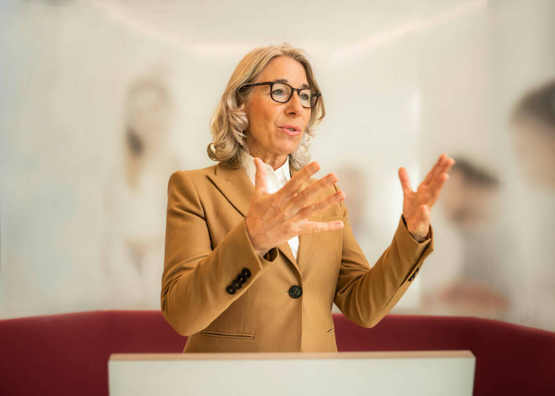 ABDA-Präsidentin Gabriele Regina Overwiening fordert angesichts der wirtschaftlichen Lage und drohender Schließungen ein finanzielles Sofortprogramm für die Vor-Ort-Apotheken. / © ABDA