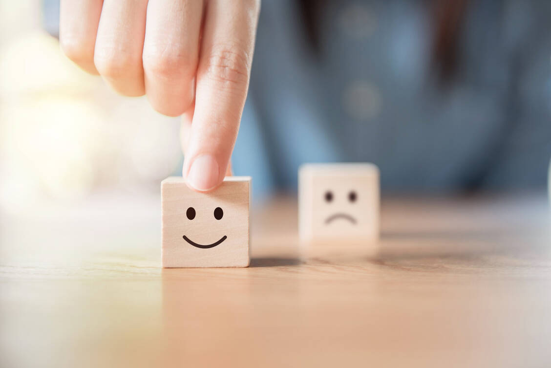 Wer freundlich, aber dennoch bestimmt sein Anliegen vorbringt, kommt weiter. Das gilt auch für den Umgang mit Kunden.   / Foto: Adobe Stock/oatawa