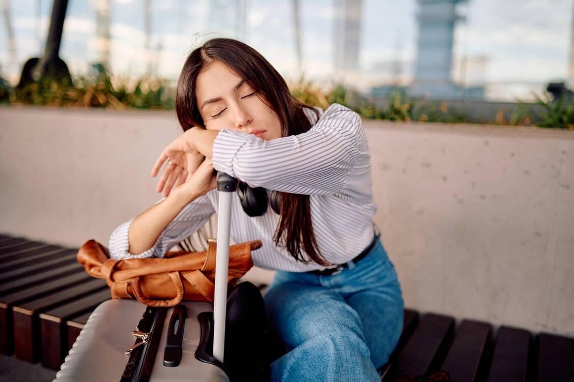 Nach einem Langstreckenflug leiden viele Reisende an Jet lag, vor allem wenn es Richtung Osten ging. / © Getty Images/	Brasileira