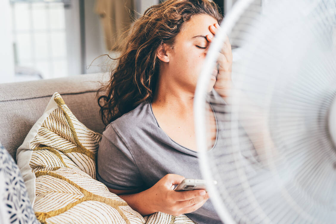 Der Mensch sei in der Lage, sich im Laufe eines Sommers etwas an Hitze anzupassen, so die Meteorologin  Kathrin Graw. / © Maria Korneeva/Getty Images
