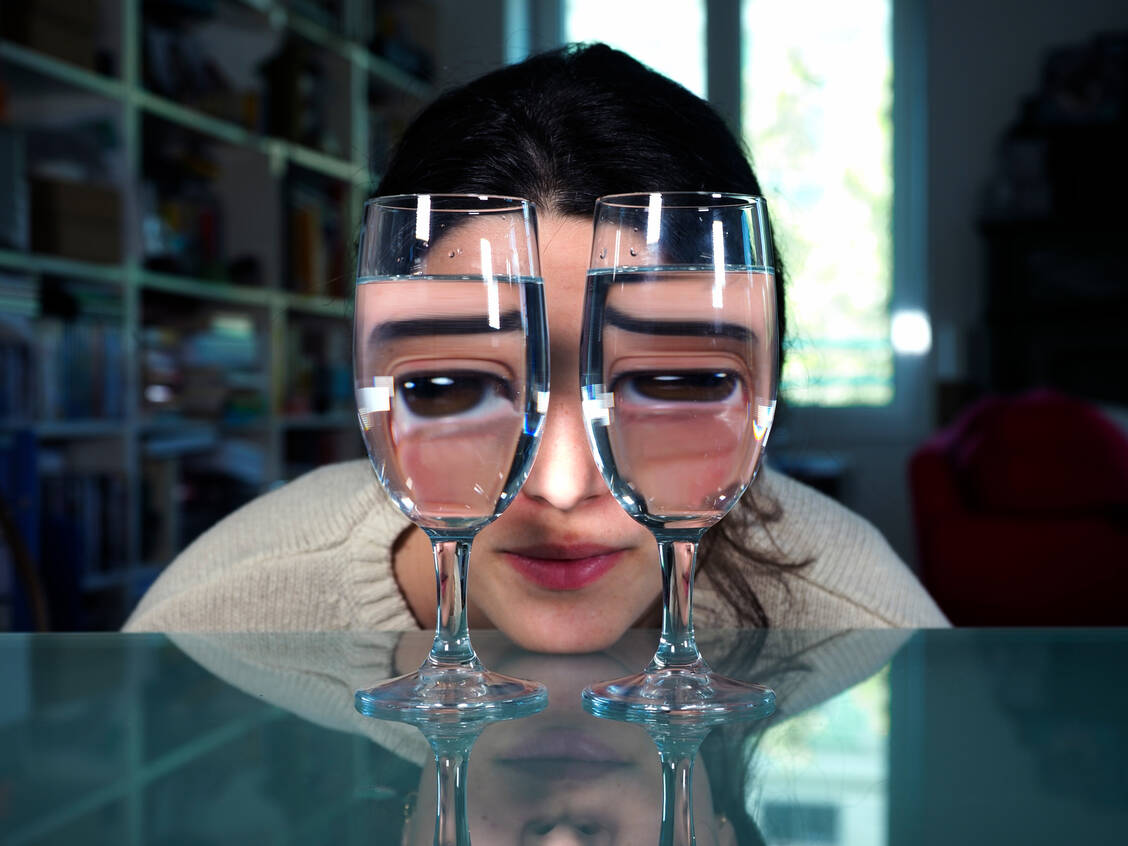 Sie sind betrunken, obwohl sie keinen Alkohol trinken. Bei Menschen, die unter dem Eigenbrauer-Syndrom leiden, kann im Umfeld mitunter der Verdacht entstehen, dass es sich um heimliche Alkoholiker handle. / Foto: Getty Images/waddle
