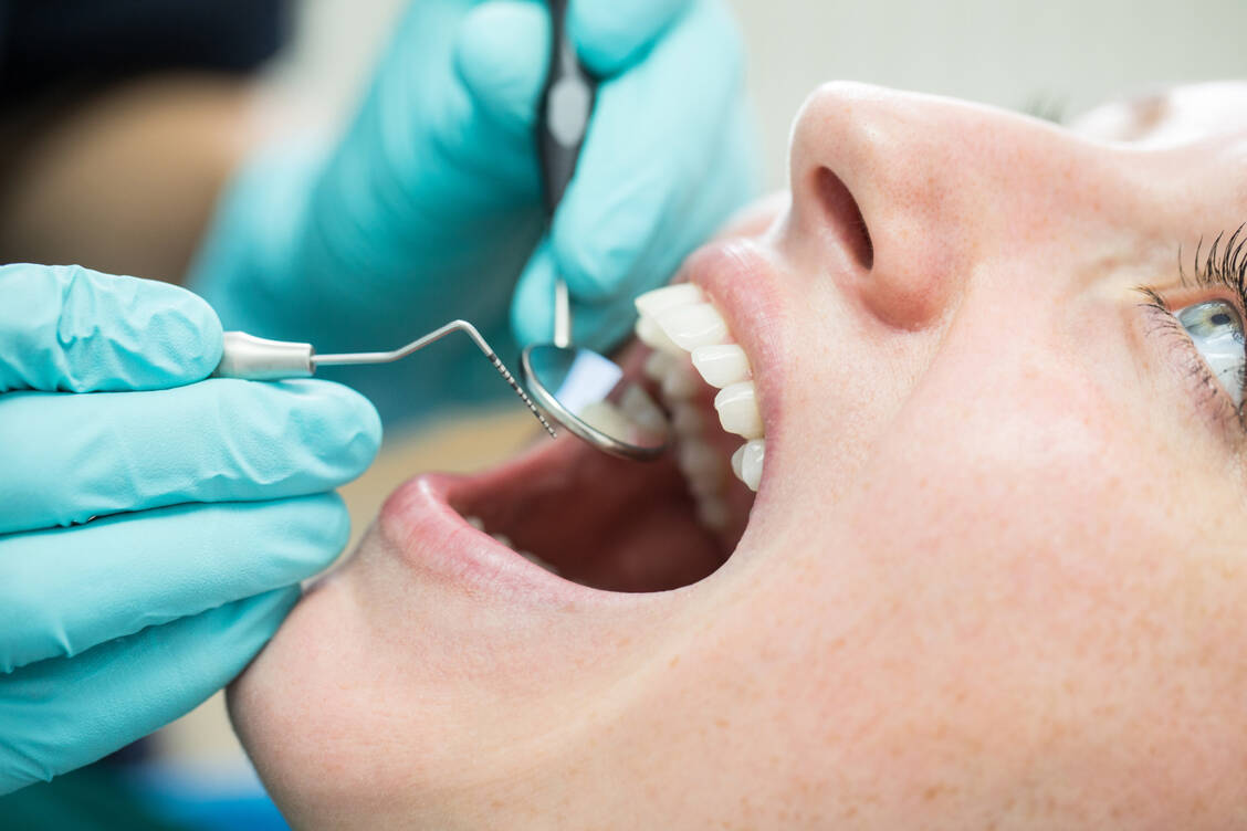 Die Kosten für ein Parodontitis-Screening beim Zahnarzt übernimmt alle zwei Jahre die gesetzliche Krankenkasse. / Foto: Getty Images/Luis Alvarez