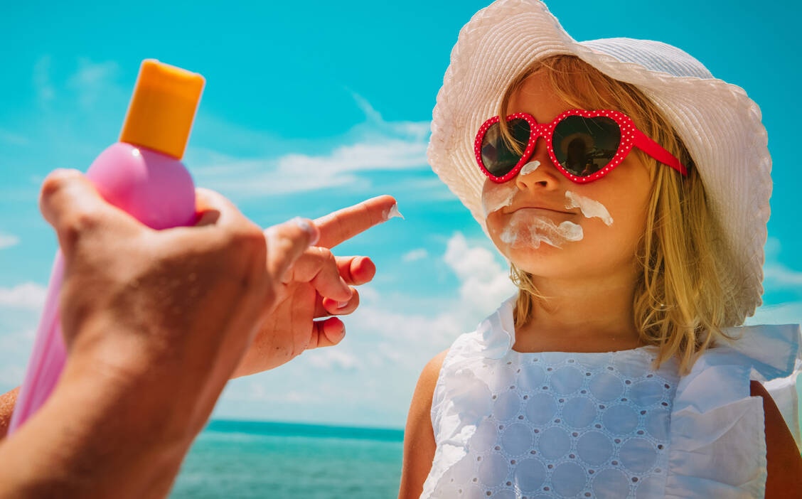Wenn auch nicht immer beliebt: Auf einen ausreichenden Sonnenschutz sollte nicht verzichtet werden.  / Foto: Adobe Stock/nadezhda1906
