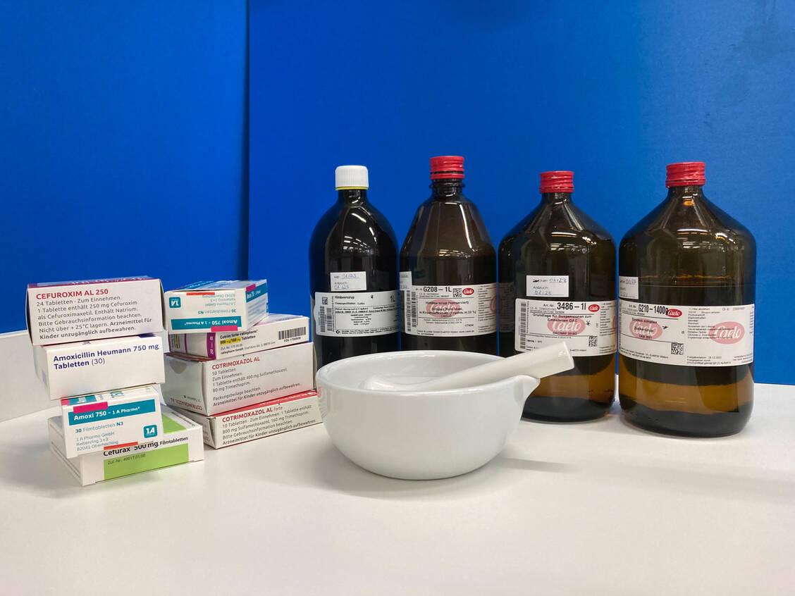 Aufgrund von Lieferengpässen bei Fertigarzneimitteln kommen Apotheken mitunter in die Lage, Antibiotika-Säfte selbst herzustellen. / Foto: DAC/NRF