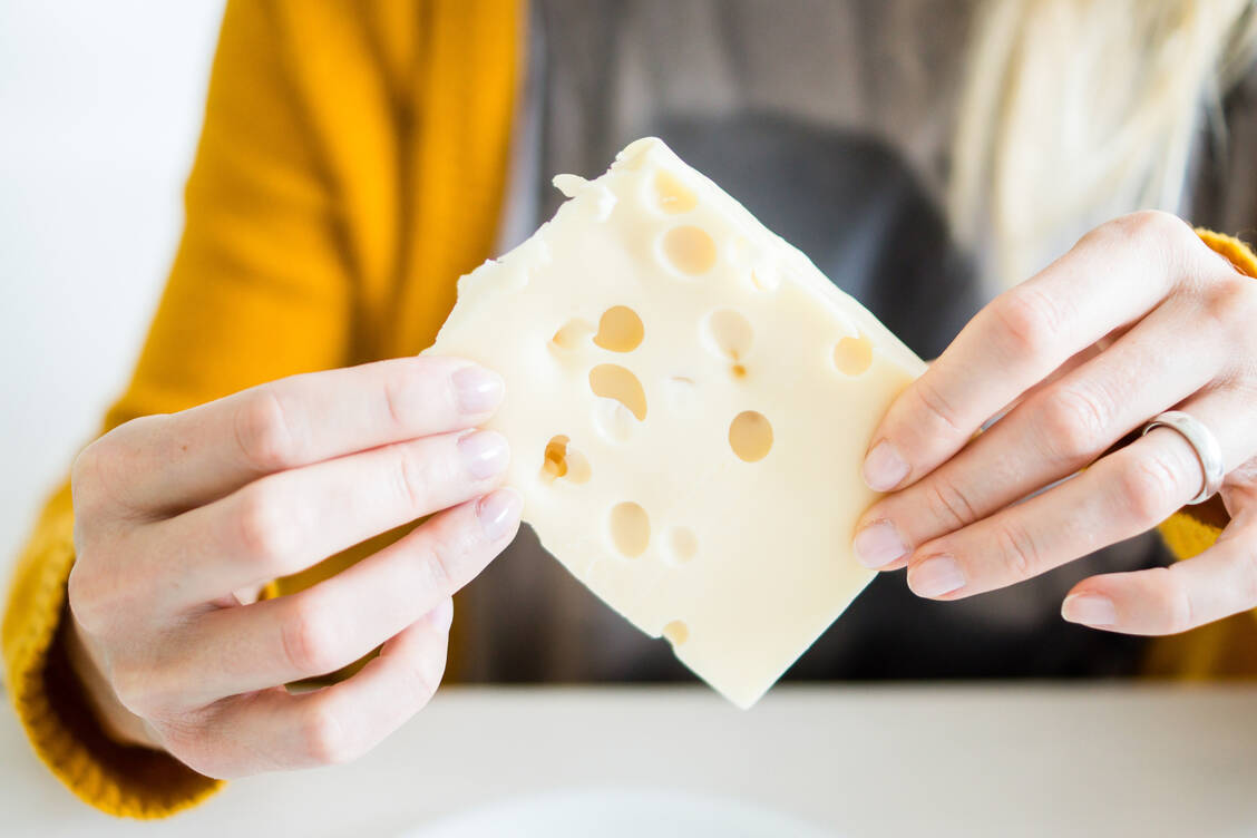 Das Schweizer-Käse-Modell beschreibt, wie Fehler durch Sicherheitsbarrieren (»Löcher«) durchrutschen können. / Foto: Getty Images/christophe papke