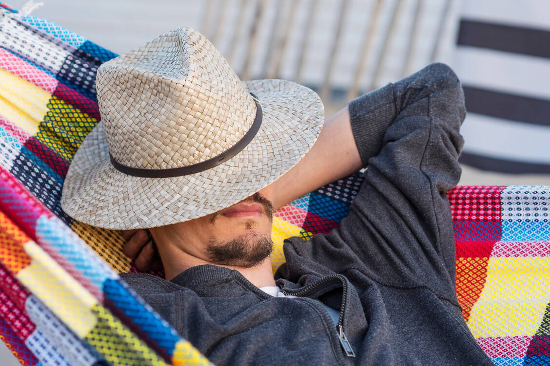 Die kleine Auszeit zwischendurch sollte maximal eine halbe Stunde betragen – dann aber fördert sie die Herz-Kreislauf-Gesundheit besser als keine Siesta.  / Foto: Adobe Stock/redpepper82