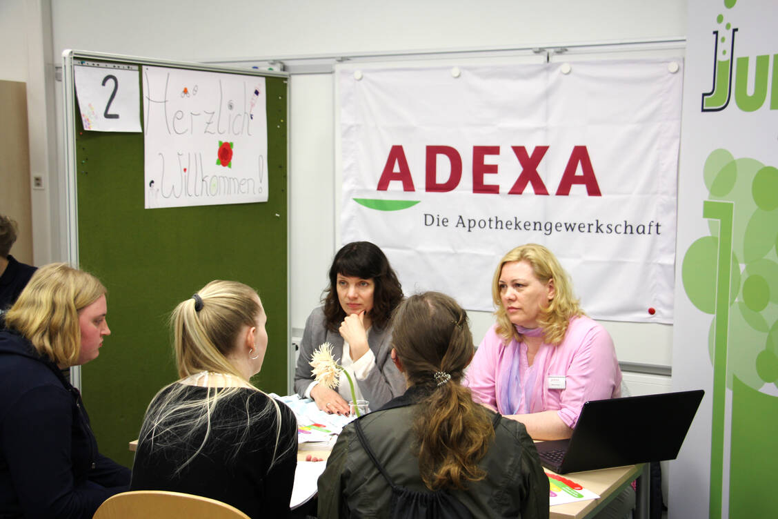 Zwei Adexa-Mitarbeiterinnen berieten die Schülerinnen intensiv. / Foto: Christian Hoffmann
