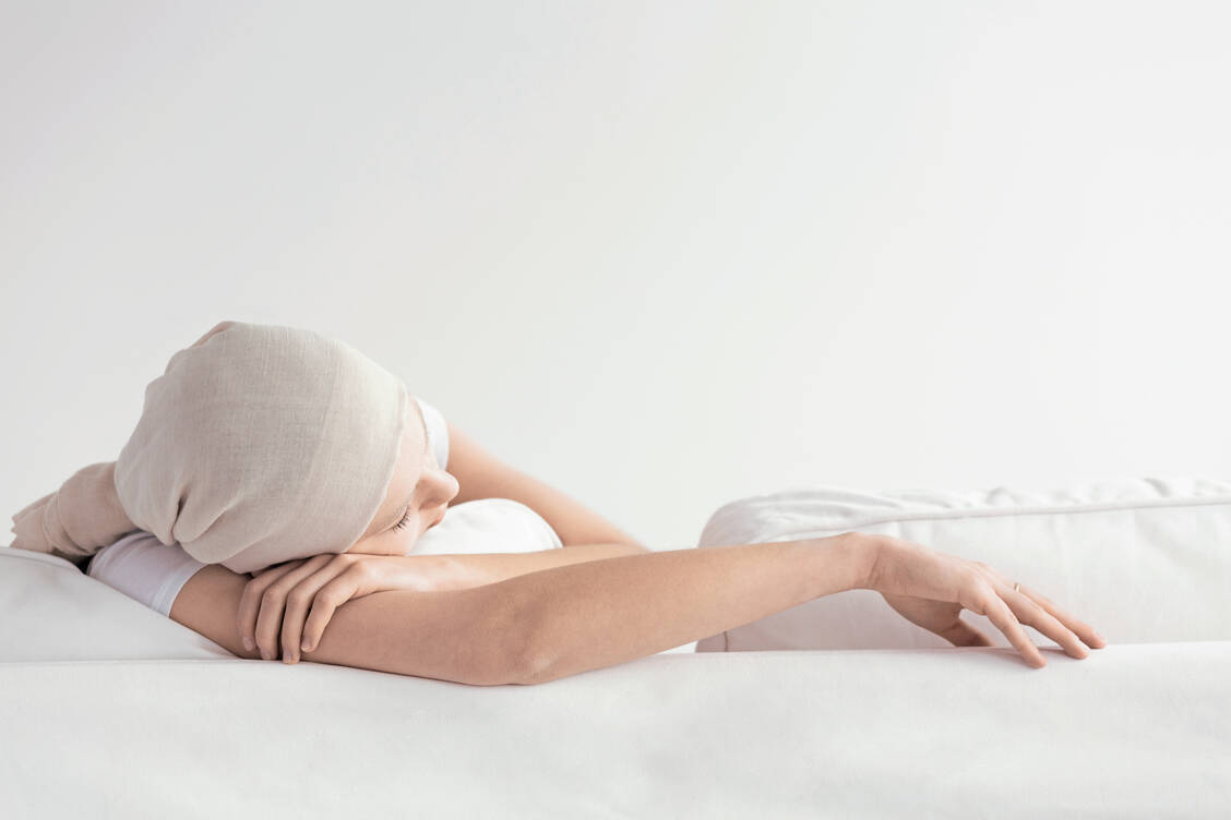 Fehlender Antrieb und Kraftlosigkeit, die in keinem Verhältnis zu vorangegangenen körperlichen oder geistigen Anstrengungen stehen, sind durch Schlaf und Erholungsphasen nicht mehr auszugleichen. / Foto: Shutterstock/Photographee.eu