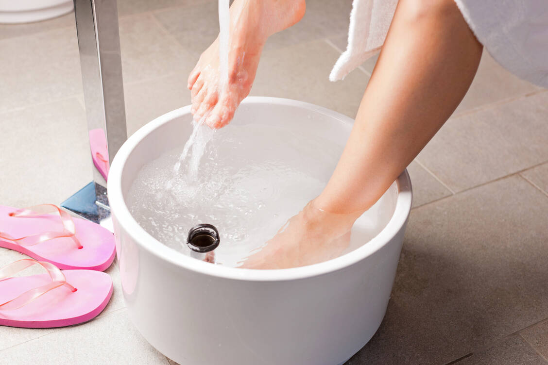 Using a file, the softened top layer of the callus is then cautiously removed, best after a lukewarm footbath. / Foto: Getty Images/Kzenon