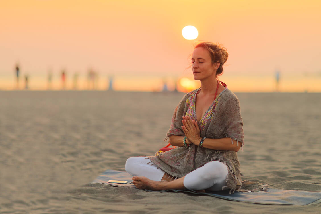 Auszeit: Yoga-Übungen verhelfen zu mehr Ruhe und Kraft im stressigen Alltag. / Foto: Getty Images / boris_radivojkov