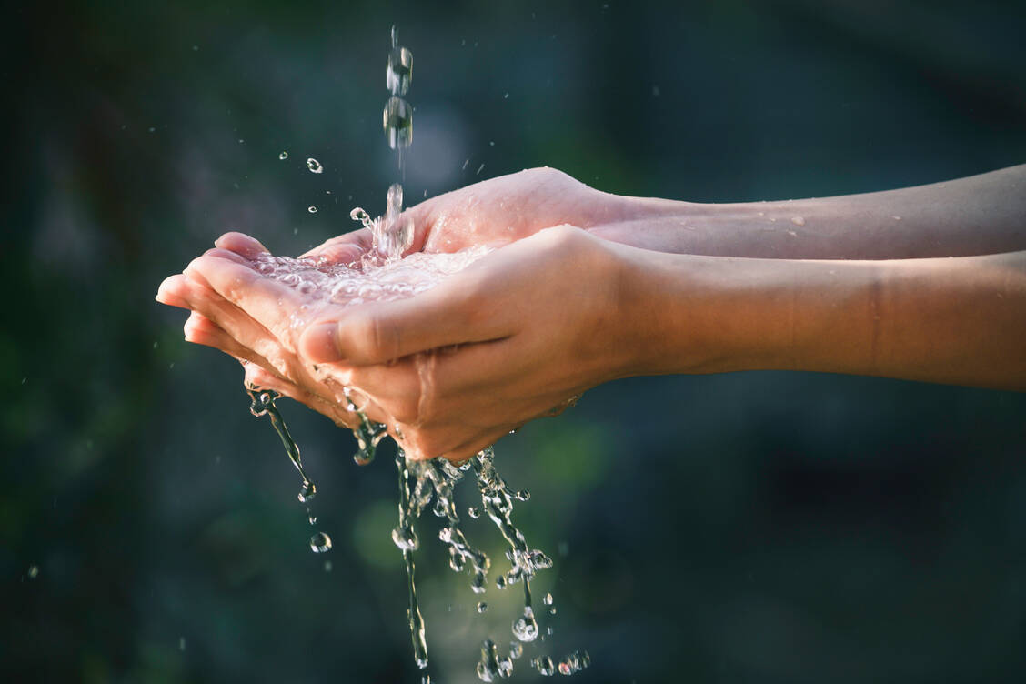 Ohne Wasser kein Leben – schon heute kann es auch in Deutschland regional eng werden mit dem Trinkwasser. / Foto: Adobe Stock/mintra