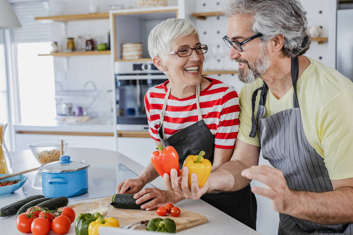 Wer dem Planeten etwas Gutes tun möchte, kann sich an der sogenannten »Planetary Health Diet« orientieren. / © Getty Images/blackCAT