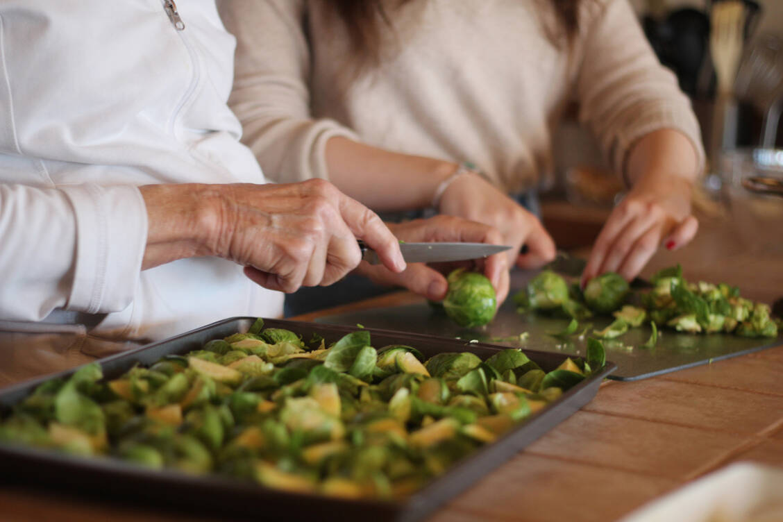 Es muss nicht Omas Rezept sein: Rosenkohl entfaltet seinen feinen Geschmack beispielsweise auch gut beim Rösten im Ofen.  / © Getty Images/Cyndi Monaghan