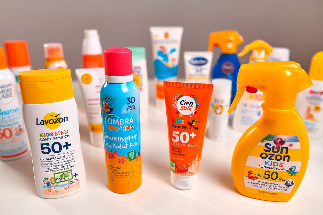 17 Sonnenschutzmittel hat Stiftung Warentest bewertet. Die vier Testsieger sind im Vordergrund zu sehen. / Foto: Stiftung Warentest