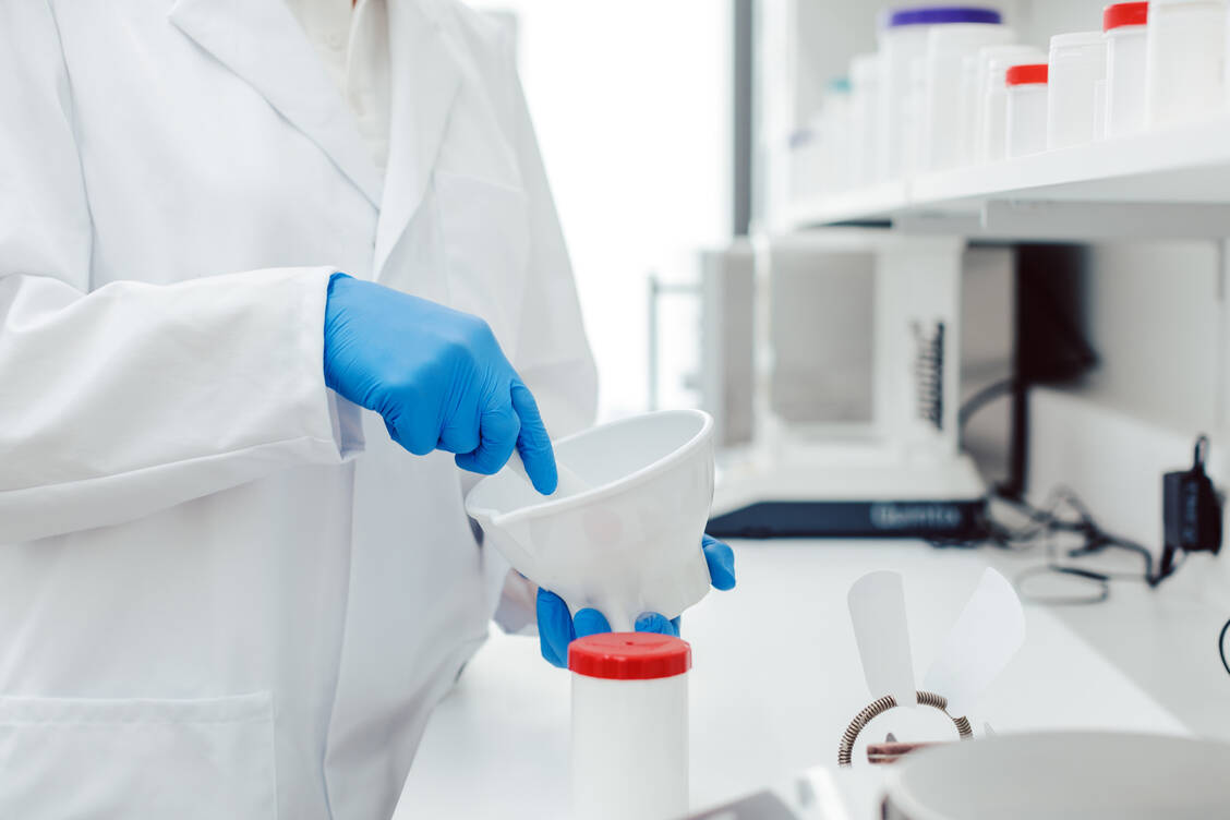 Für Apotheken bedeutet die Rezepturherstellung einen großen Aufwand, der nach Ansicht des DAV entsprechend vergütet werden muss. / © Getty Images/Kzenon