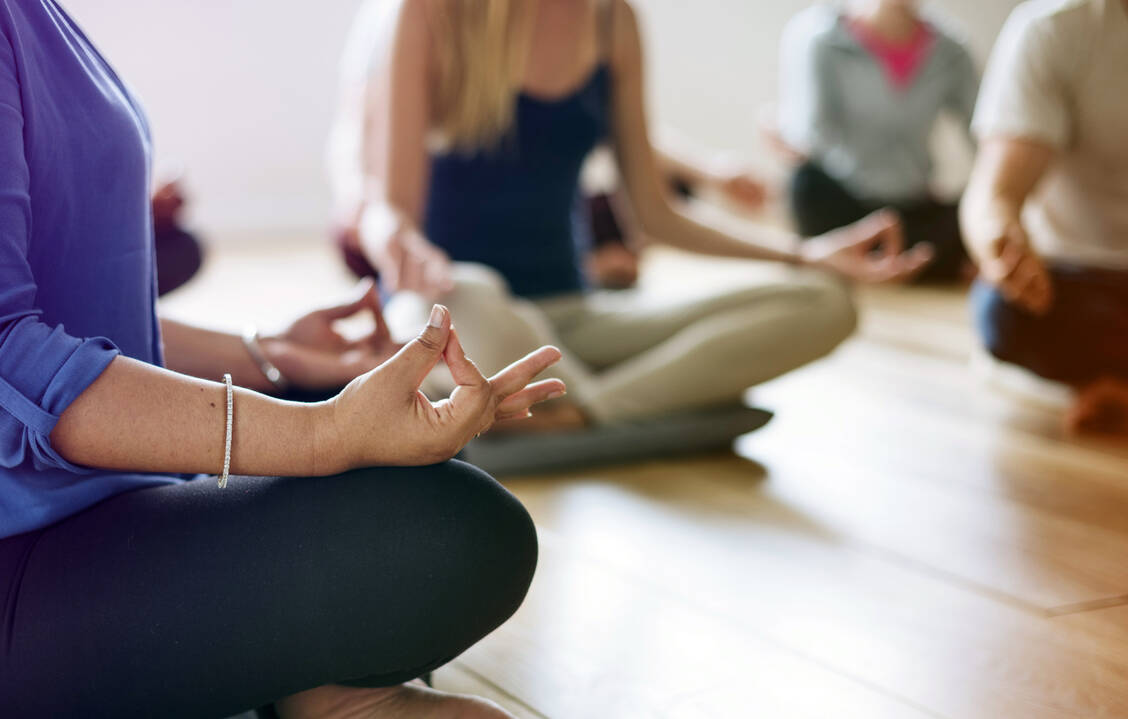 Yoga kann sich nicht nur positiv auf den Rücken auswirken, sondern auch als Entspannungspraxis dienen. / © Shutterstock/Rawpixel.com